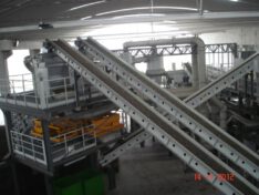 Transporteri s ravnom gumenom trakom i strelastim rebrima, kosi