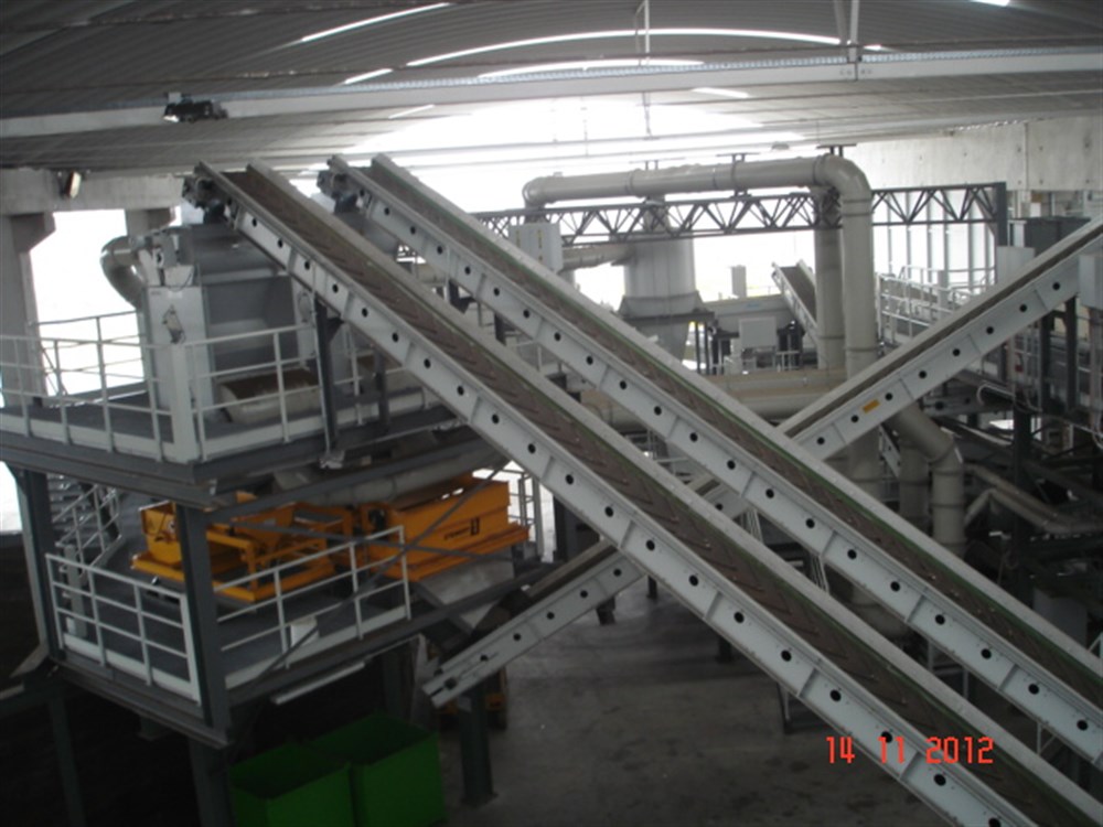 Transporteri s ravnom gumenom trakom i strelastim rebrima, kosi